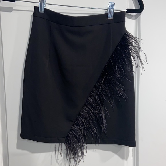 Black skirt with feathers. - Picture 3 of 4